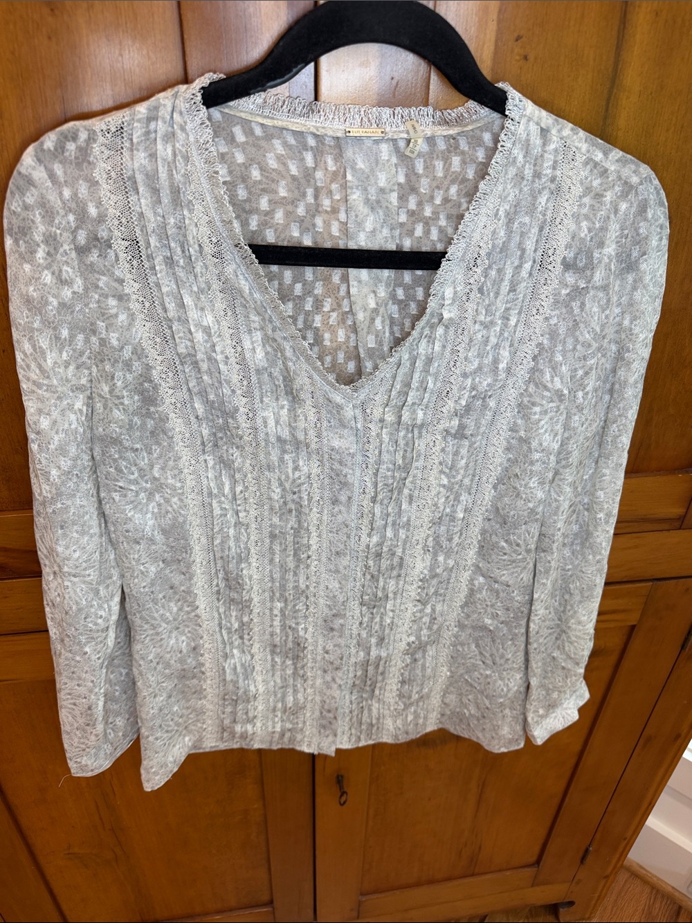 Ellie Tahari Light Gray/White Muted Floral Long Sleeve Top w/Lace Accents, XS